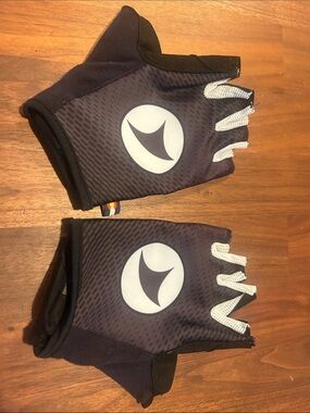 Unisex Pactimo  Black Cycling Half-Finger Gloves with medium White Logo